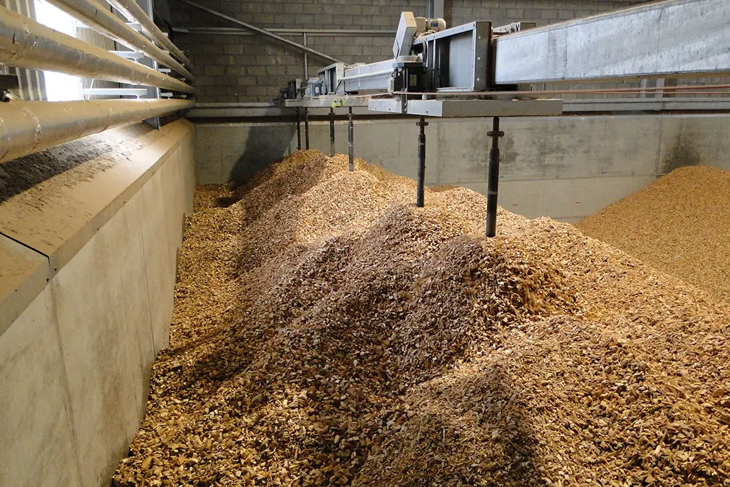 woodchip - Harvest Installations A grain stirrer turning woodchip with heaps showing the augers lifting the crop.